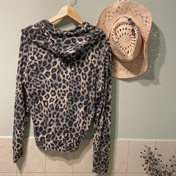 🌸PINK XS ZIPPER HOODIE BLACK/GREEN CHEETAH 🐆 PRINT, HANGS VERY SENSUAL - Picture 2 of 5